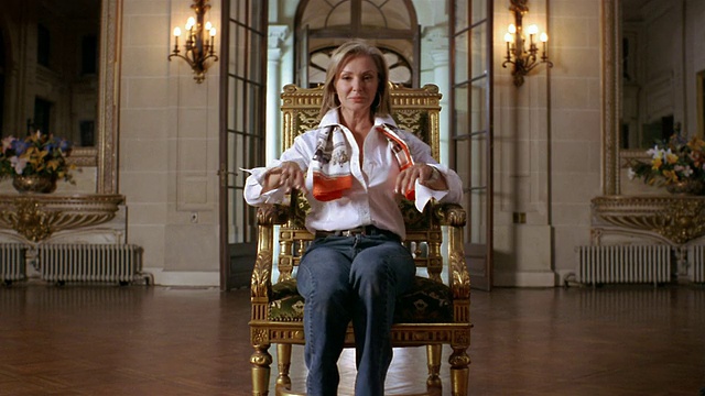 中等拍摄的肖像富有的女人坐在镀金的椅子在大厦的门厅视频素材