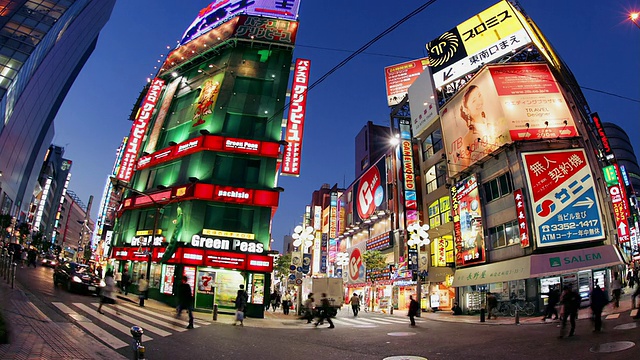 在日本东京新宿武藏野街拍摄低角度广角的车辆和行人视频素材