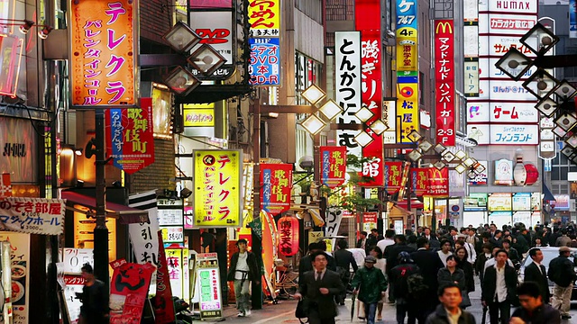 时间流逝，行人在日本新宿/东京拥挤的街道上视频下载