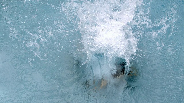 美国康涅狄格，一个男孩跑在一名年轻女子旁边，跳进游泳池里视频下载