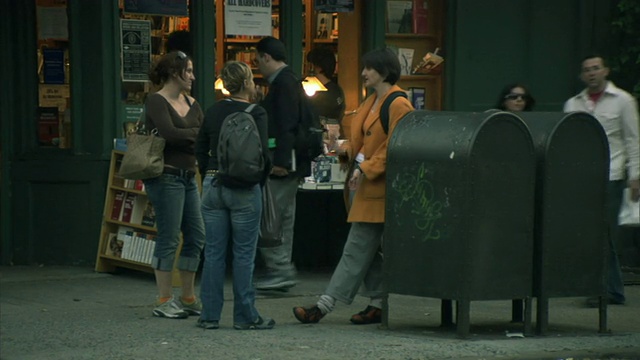 美国纽约，人们在书店前交谈视频素材