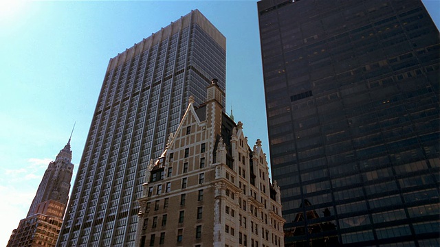 低角度广角拍摄美国国际，大通曼哈顿银行大厦，自由大厦和汇丰大厦/纽约视频素材