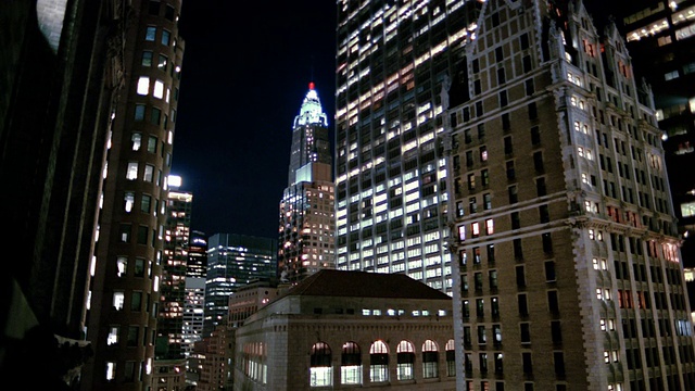 AIG大厦，大通曼哈顿银行大厦，联邦储备银行和自由大厦夜间/纽约市视频素材
