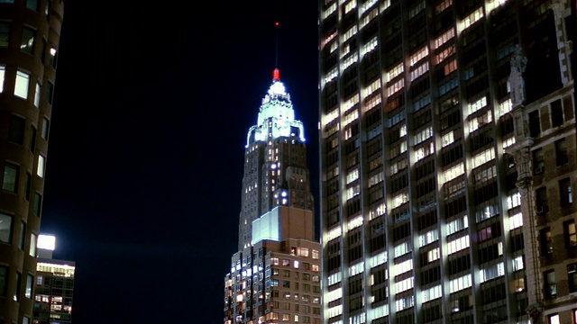 中景:美国国际大厦和大通曼哈顿银行大厦在夜晚灯火通明/纽约市视频素材