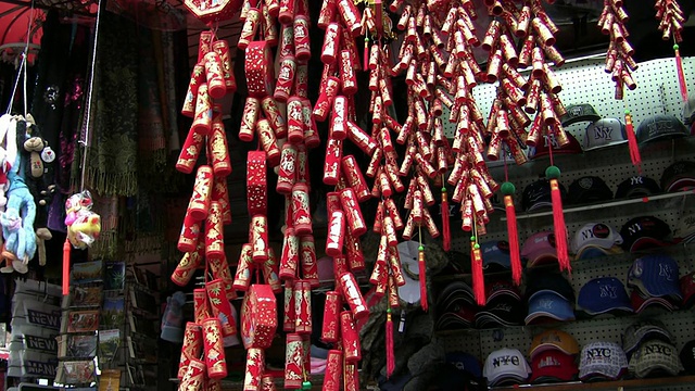美国纽约市唐人街的街边市场上挂着中国鞭炮，视频下载