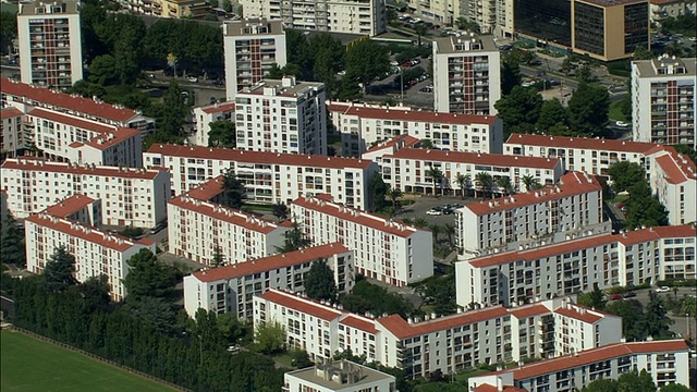 法国朗格多克-鲁西永佩皮尼昂的公寓建筑视频素材