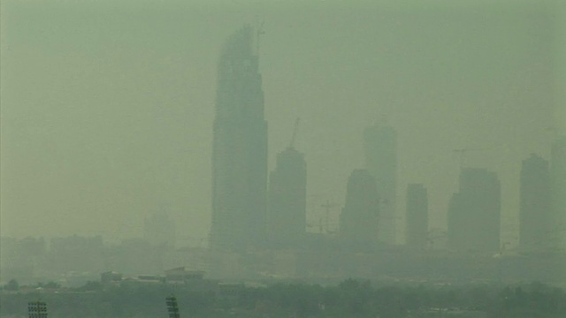 雾霾中的迪拜轮廓，迪拜，阿拉伯联合酋长国视频下载