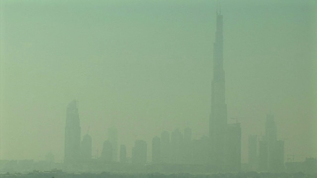 WS, ZI，烟雾中迪拜天际线和迪拜塔的剪影，迪拜，阿拉伯联合酋长国视频下载