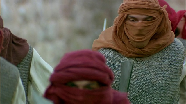 TU, SLO MO, SELECTIVE FOCUS, CU，中世纪阿拉伯战士手持剑奔跑的重演，立陶宛维尔纽斯视频素材