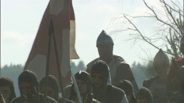 SLO MO, MS, PAN，重现中世纪十字军穿过立陶宛维尔纽斯的田野视频下载