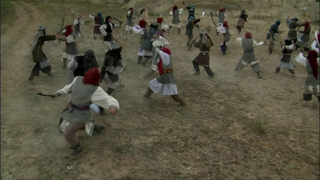 立陶宛维尔纽斯，中世纪波斯人和阿拉伯人在山区战斗的重演视频下载