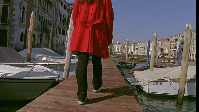 MS SLO MO女士走在大运河/威尼斯的码头上，意大利视频下载