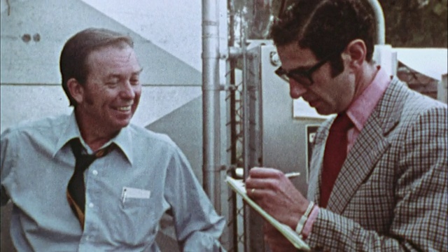 70年代美国加州洛杉矶记者采访工程师视频下载