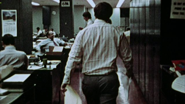 WS, DS，记者走过新闻发布室的后视图，1970年，洛杉矶，加利福尼亚，美国视频下载