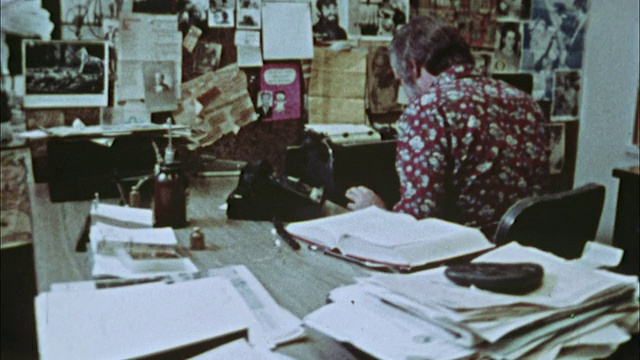 CU, PAN, COMPOSITE，在办公室工作的记者，1970年，美国加州洛杉矶视频下载
