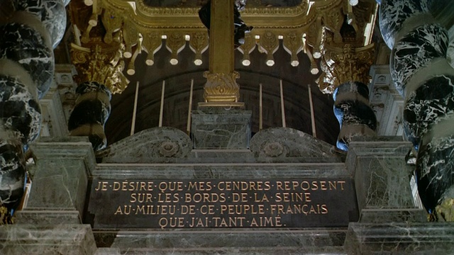 在拿破仑墓/巴黎，中低角度镜头从天花板倾斜到通往楼梯的棺材门上的牌匾上视频下载