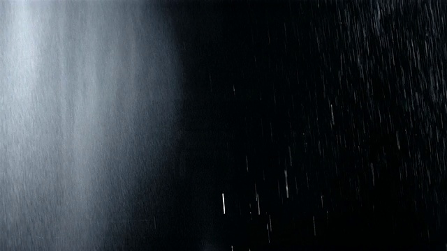 中等镜头的雨落在黑色的背景视频素材