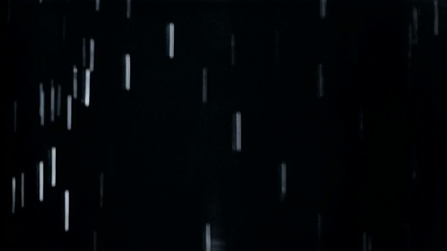 特写雨滴落在黑色的背景视频素材