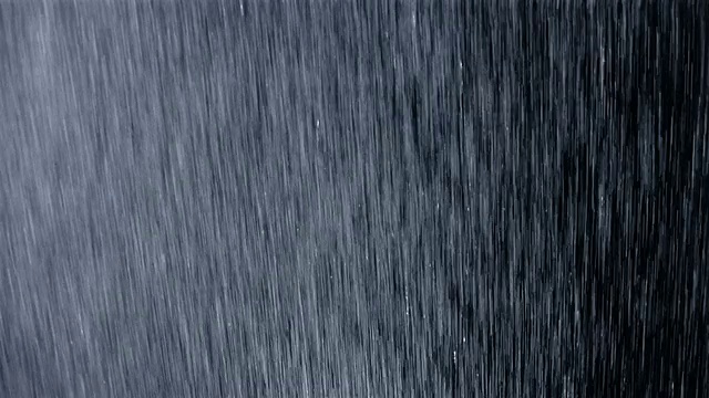 在黑色的背景下，中等镜头的雨视频素材