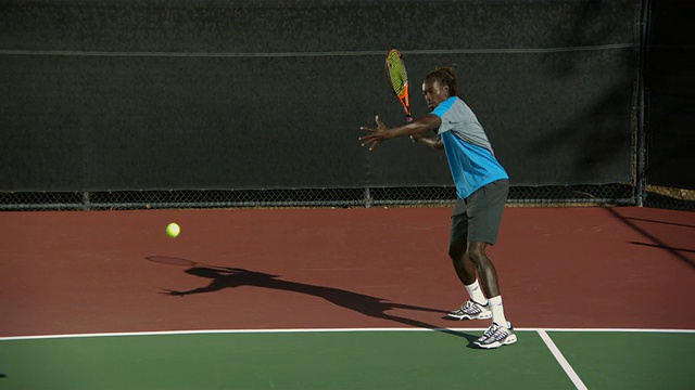 SLO MO, WS，男子打网球，圣巴巴拉，加州，美国视频下载