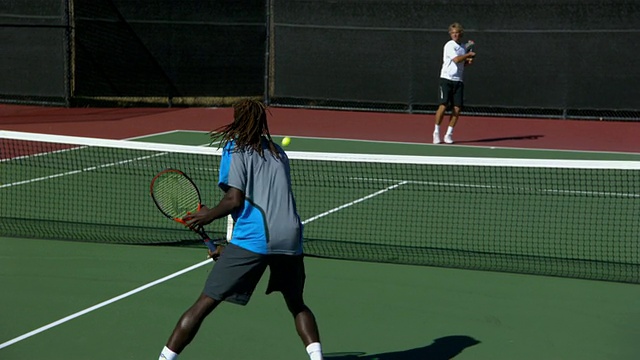 WS，两名男子在打网球，圣巴巴拉，加利福尼亚，美国视频下载