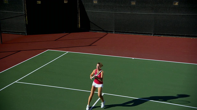 SLO MO, ZO, WS, HA，年轻女子打网球，圣塔芭芭拉，加州，美国视频素材
