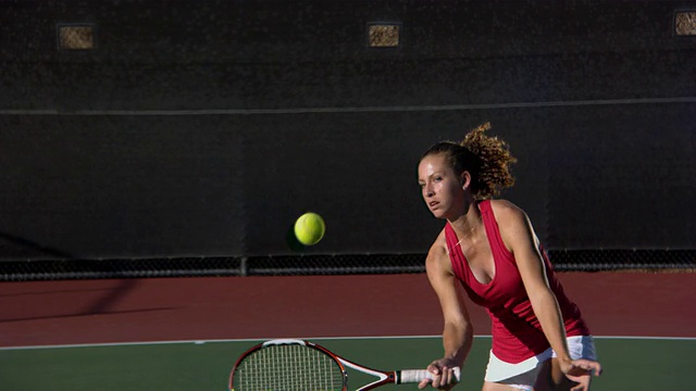 SLO MO, MS，年轻女子打网球，圣巴巴拉，加州，美国视频素材