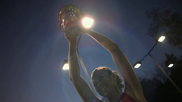 CU, LA，年轻女子网球运动员拿着奖杯，黄昏，圣巴巴拉，加州，美国视频素材