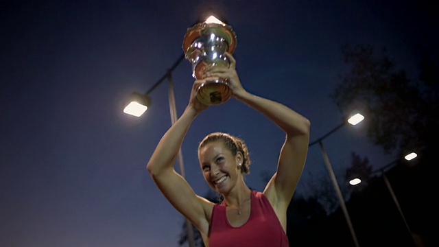 CU, LA，年轻女子网球运动员拿着奖杯，黄昏，圣巴巴拉，加州，美国视频素材