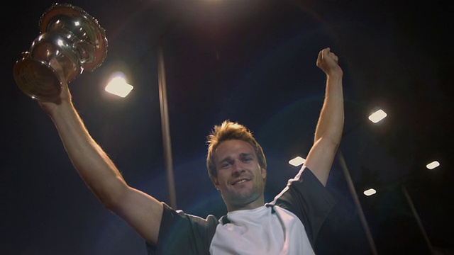 CU, LA，年轻的男子网球运动员拿着奖杯，黄昏，圣巴巴拉，加利福尼亚，美国视频素材