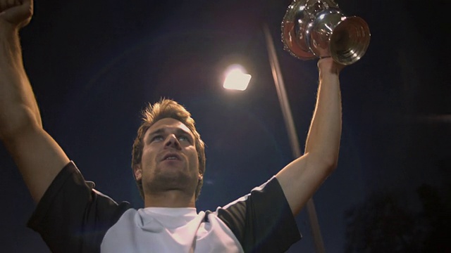 CU, LA，年轻的男子网球运动员拿着奖杯，黄昏，圣巴巴拉，加利福尼亚，美国视频素材