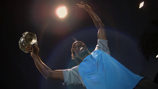 CU, LA, CANTED，男子网球运动员拿着奖杯，晚上，圣巴巴拉，加州，美国视频素材