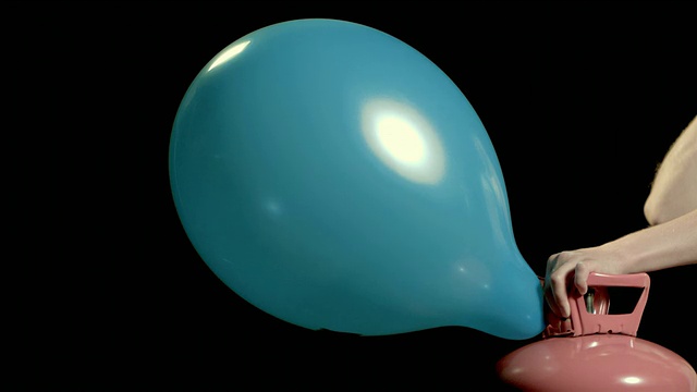 SLO MO, CU, Studio拍摄的蓝色气球爆炸和释放烟雾云视频素材
