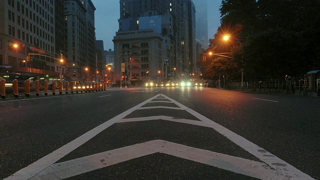 T/L, WS，麦迪逊广场公园的交通，黄昏到夜晚，纽约，美国视频下载