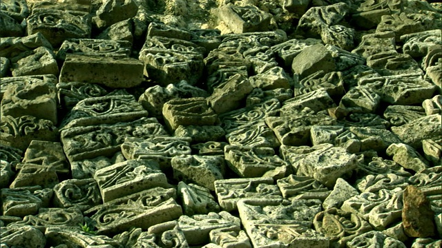 西班牙科尔多瓦的麦地那阿扎哈赫拉地上的碎石雕视频下载