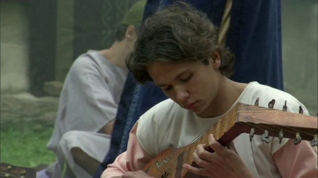 CU, PAN，年轻男子演奏乐器的重演，立陶宛维尔纽斯视频素材
