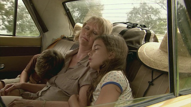 MS，祖母和男孩(6-7)和女孩(10-11)睡在汽车后座上，Tamborine山，布里斯班，昆士兰州视频下载