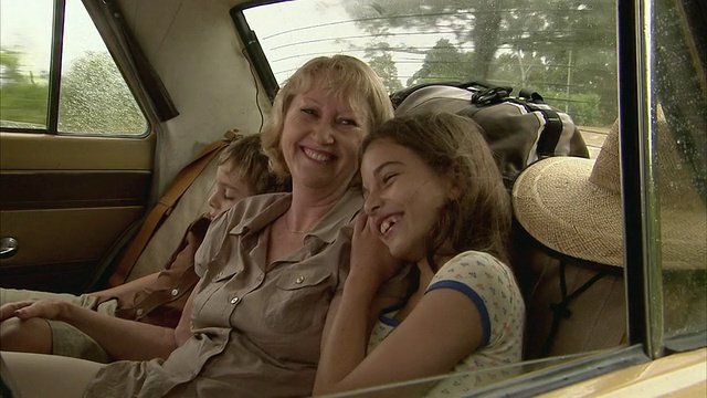 MS，祖母和男孩(6-7)和女孩(10-11)坐在汽车后座上，Tamborine山，布里斯班，昆士兰州视频下载