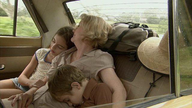 MS，祖母和男孩(6-7)和女孩(10-11)睡在汽车后座上，Tamborine山，布里斯班，昆士兰州视频下载