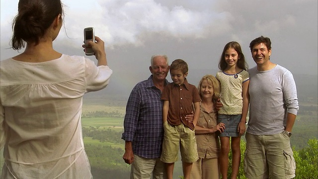 MS，一个女人在澳大利亚昆士兰州布里斯班的Tamborine山的乡村景观中拍摄三代之家，男孩(6-7岁)，女孩(10-11岁)视频下载