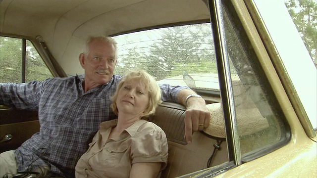 澳大利亚昆士兰州布里斯班的Tamborine山，坐在汽车后座上的老夫妇视频下载