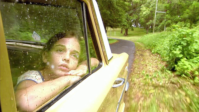 澳大利亚昆士兰州布里斯班Tamborine山的女孩(10-11)在雨中透过车窗看视频下载