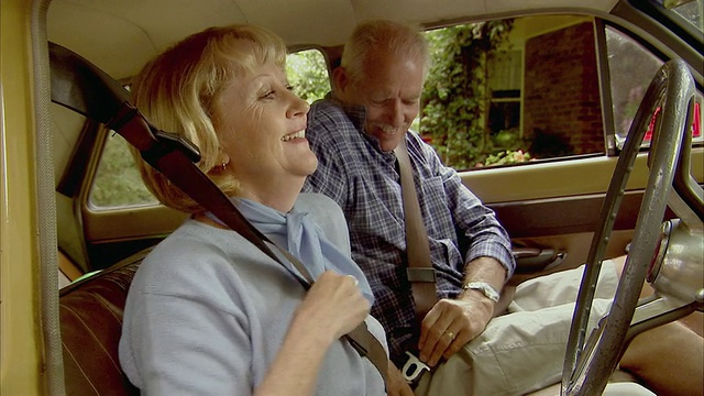 澳大利亚昆士兰布里斯班Tamborine山，微笑的老年夫妇在车里视频下载