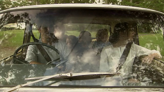 MS，三代同堂，男孩(6岁至7岁)和女孩(10岁至11岁)在挡风玻璃外的车里旅行，Tamborine山，布里斯班，澳大利亚昆士兰视频下载