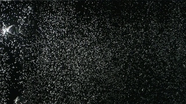 SLO MO，黑色背景下水中的气泡视频素材