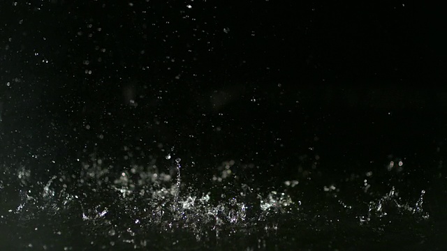 SLO MO, CU，雨落在黑色的背景视频下载