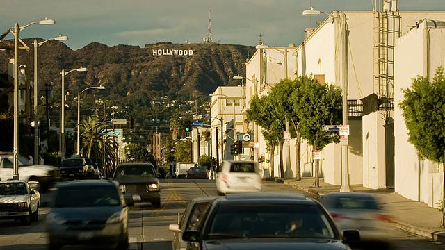 T/L, WS，高尔街的交通，好莱坞山的背景，洛杉矶，加利福尼亚州，美国视频素材