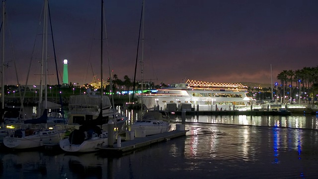 T/L, MS，晚上在美国加利福尼亚州长滩码头的小船视频下载