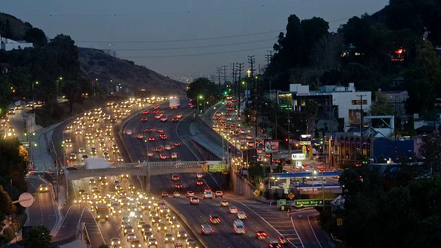 T/L, WS, HA，好莱坞高速公路交通繁忙，黄昏到夜晚，环球城，美国加州视频素材