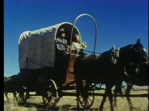 1959年重演:美国中西部平原上的拓荒者家庭乘坐有篷马车视频下载